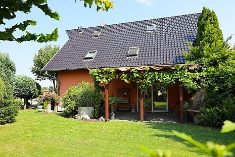 Foto Am Ende einer Sackgasse und direkt am Feldrand gelegen steht dieses tolle Immobilienangebot. Äußerlich als Einfamilienhaus verpackt bietet diese Immobilie, bei der es um 2 ETWs handelt, Platz für eine größere Familie, Jung & Alt oder schlichtweg Menschen, die einfach bisschen mehr als Standard wünschen.
