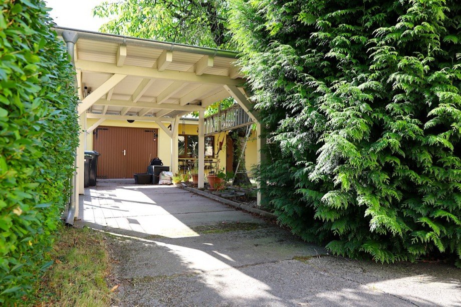 Carport & Blick zur Garage Doppelhaush�lfte Naunhof