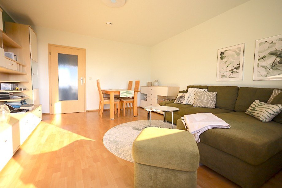 sonniges Wohnzimmer Wohnung Schkeuditz