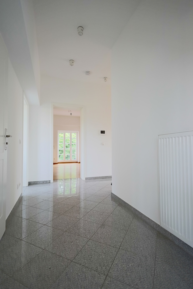 Granitfliesen, Spots, hohe Decken ... Wohnung Brandis